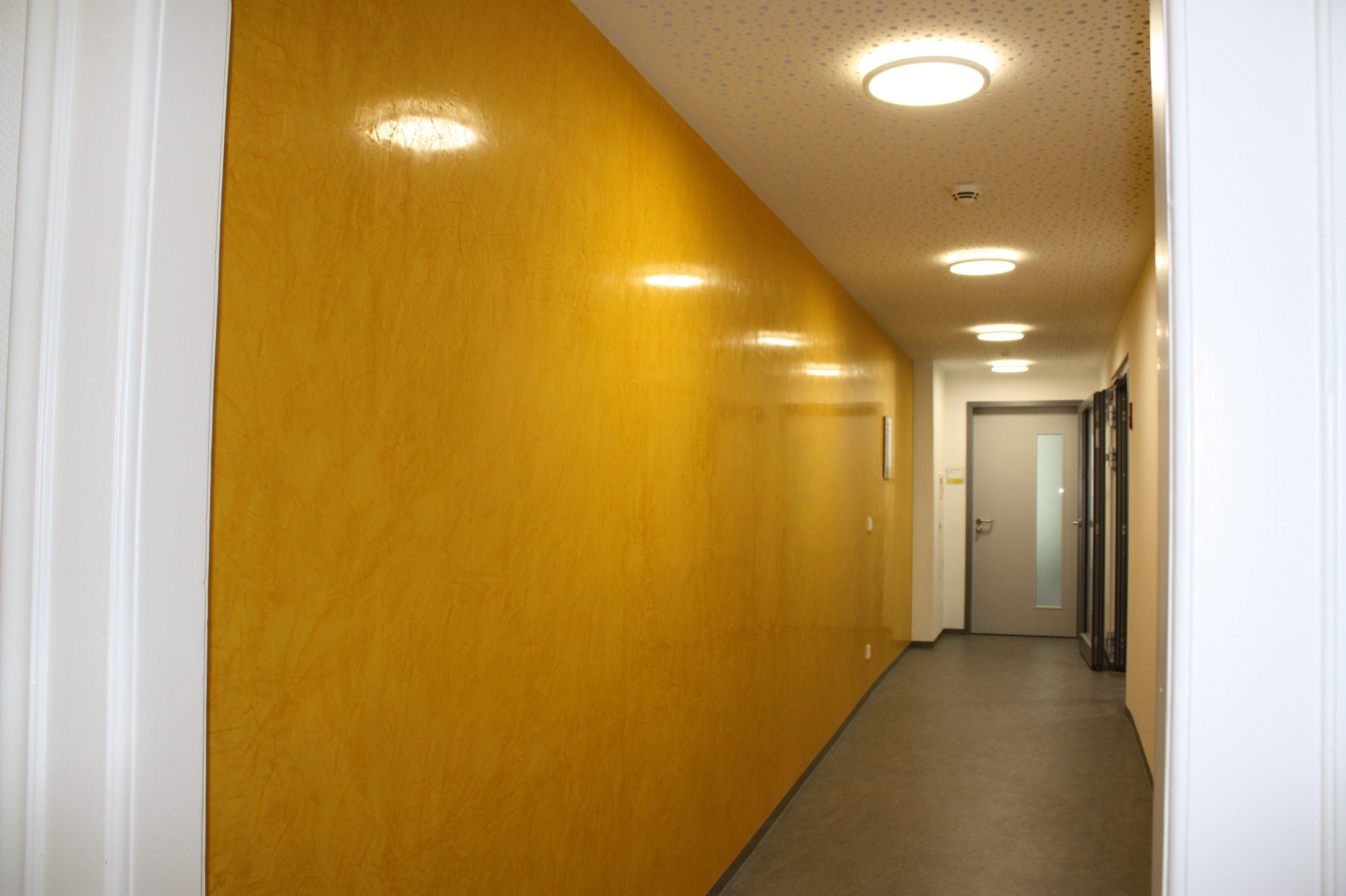 Gelb ist die Farbe für den ersten Stock und führt die Besucher hier durch den Gang zum Zimmer des Bürgermeisters.