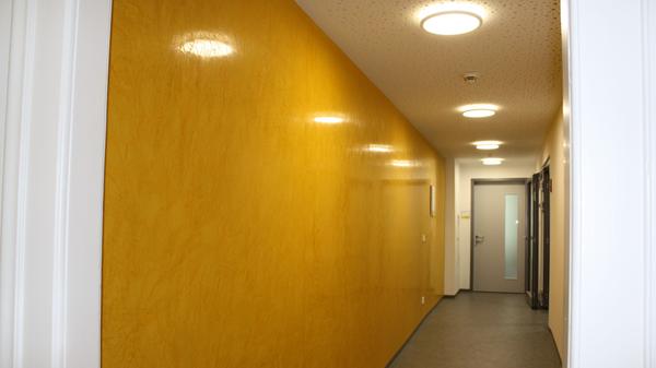 Gelb ist die Farbe für den ersten Stock und führt die Besucher hier durch den Gang zum Zimmer des Bürgermeisters.