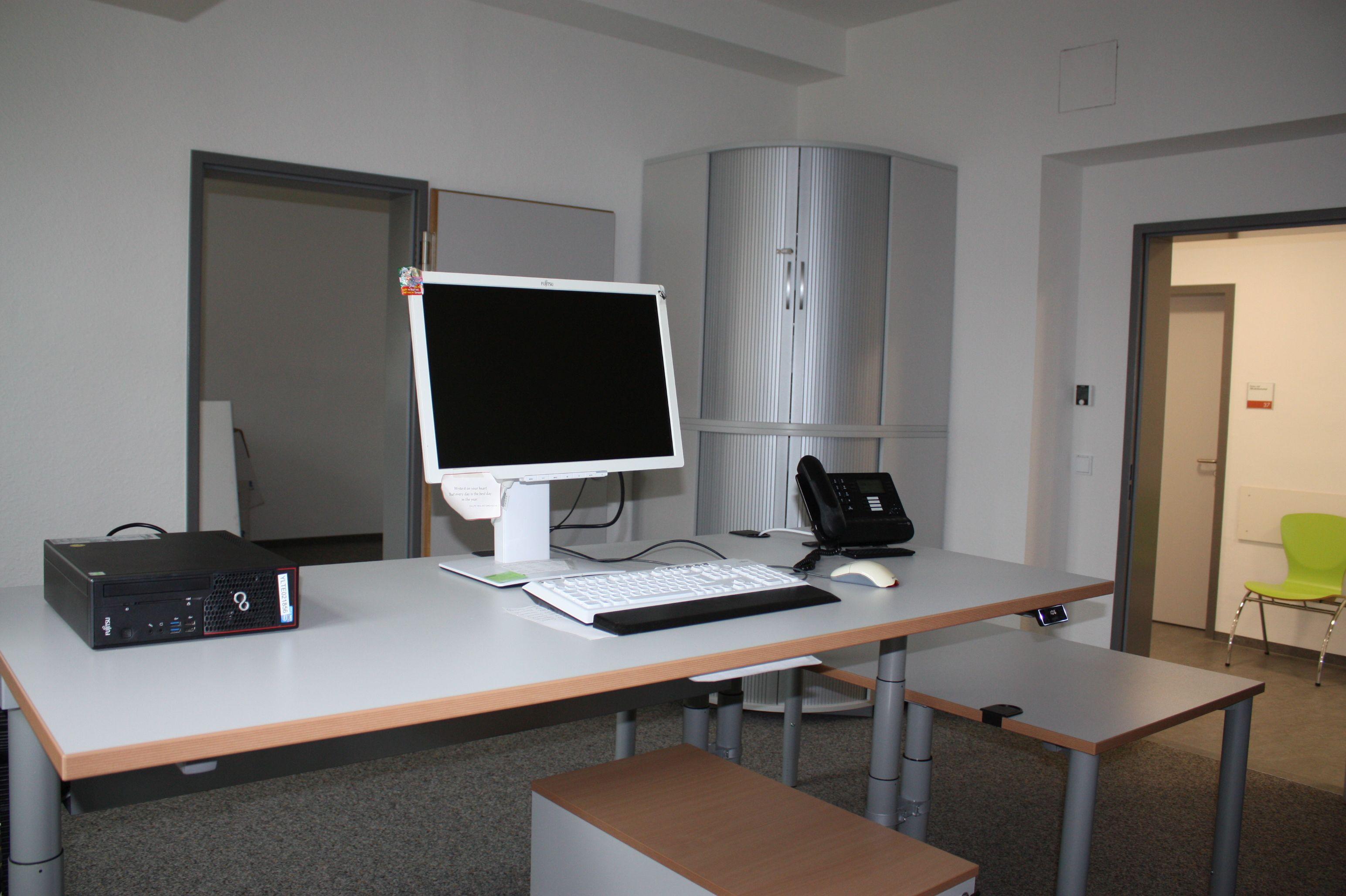 Alle Büros sind nun mit höhenverstellbaren Schreibtischen ausgestattet und, wenn gewünscht, auch mit neuen Schränken.