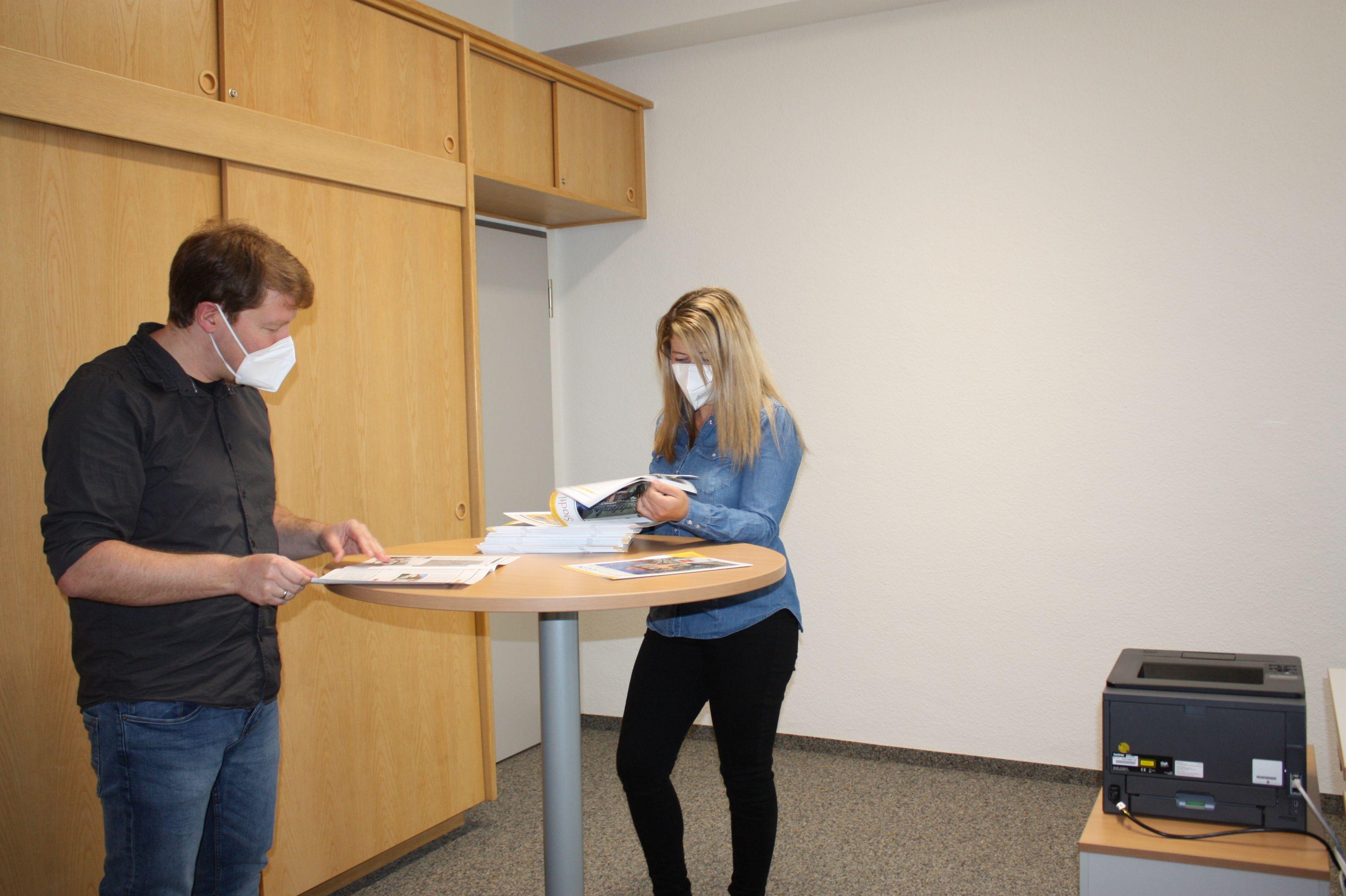 Runden Stehtisch eignen sich hervorragend für spontane Besprechungen, hier nutzen diese Gelegenheit Öffentlichkeitsreferent Manuel Grosser und Mitarbeiterin Melanie Proske.