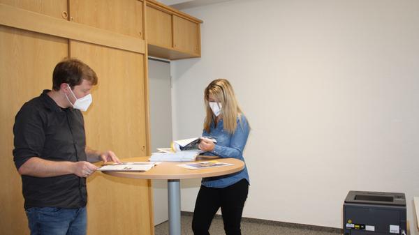 Runden Stehtisch eignen sich hervorragend für spontane Besprechungen, hier nutzen diese Gelegenheit Öffentlichkeitsreferent Manuel Grosser und Mitarbeiterin Melanie Proske.