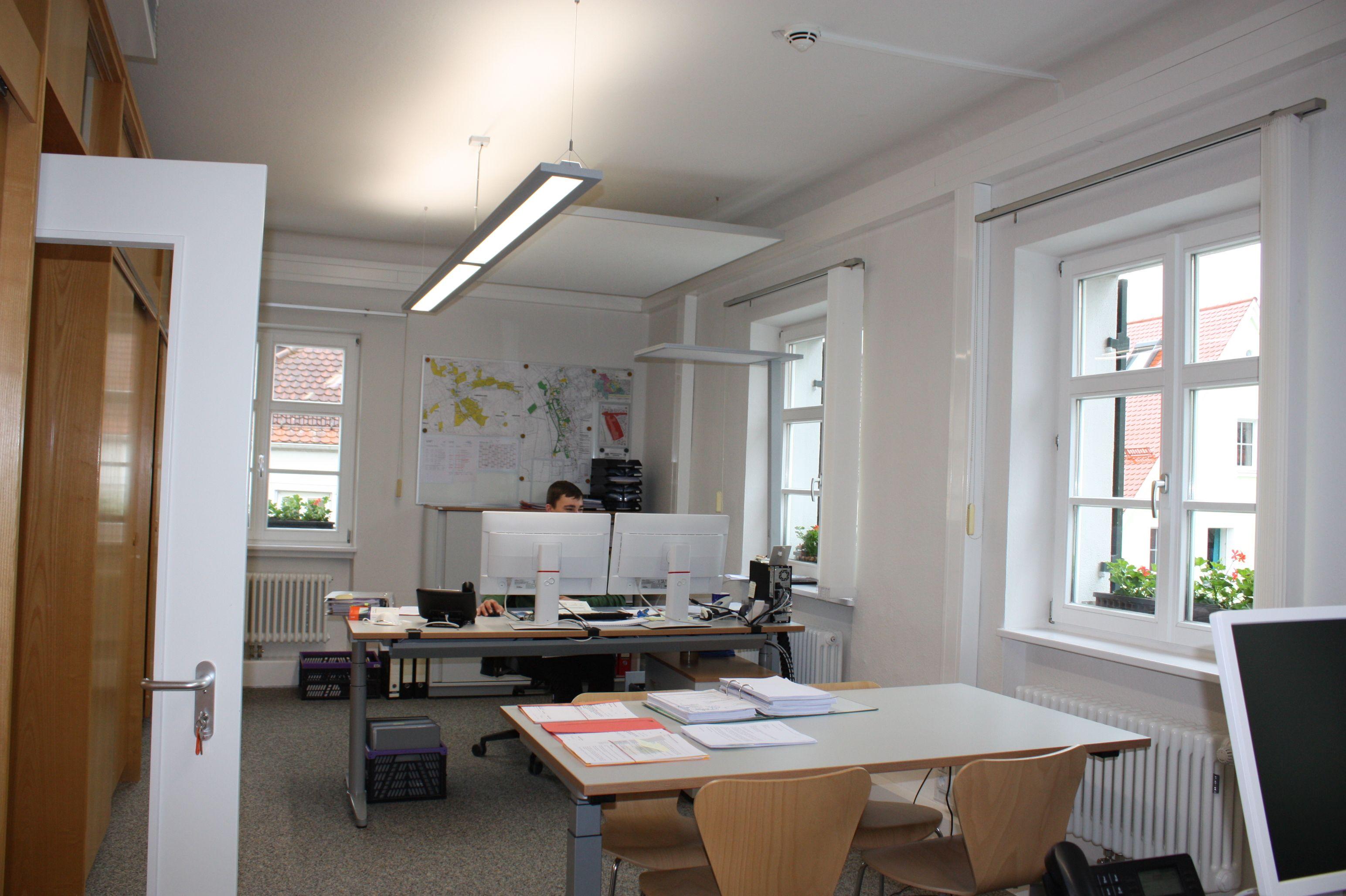 Die Mitarbeiter, wie hier Simon Körber, sitzen nun an höhenverstellbaren Schreibtischen, die LED-Lampen sorgen für gutes Licht.