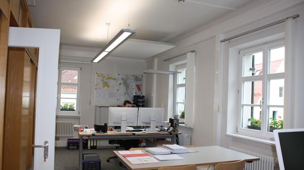 Die Mitarbeiter, wie hier Simon Körber, sitzen nun an höhenverstellbaren Schreibtischen, die LED-Lampen sorgen für gutes Licht.