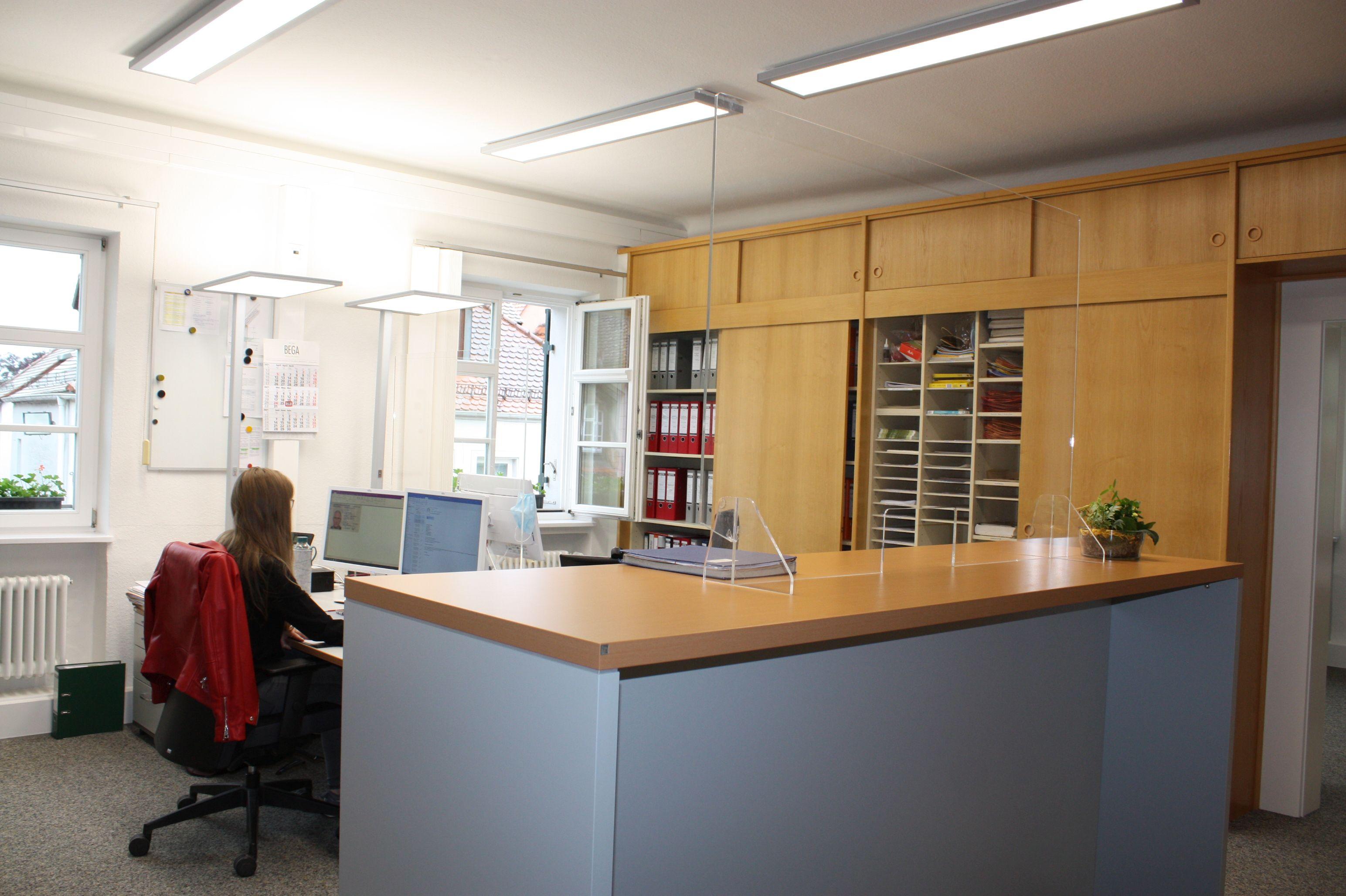 Wo es die Mitarbeiter wollten, wurden - wie hier in der Bauabteilung - die alten Einbauschränke belassen. Neue Elemente, wie etwa der Empfangstresen, wurden optisch auf die Holzschränke abgestimmte.