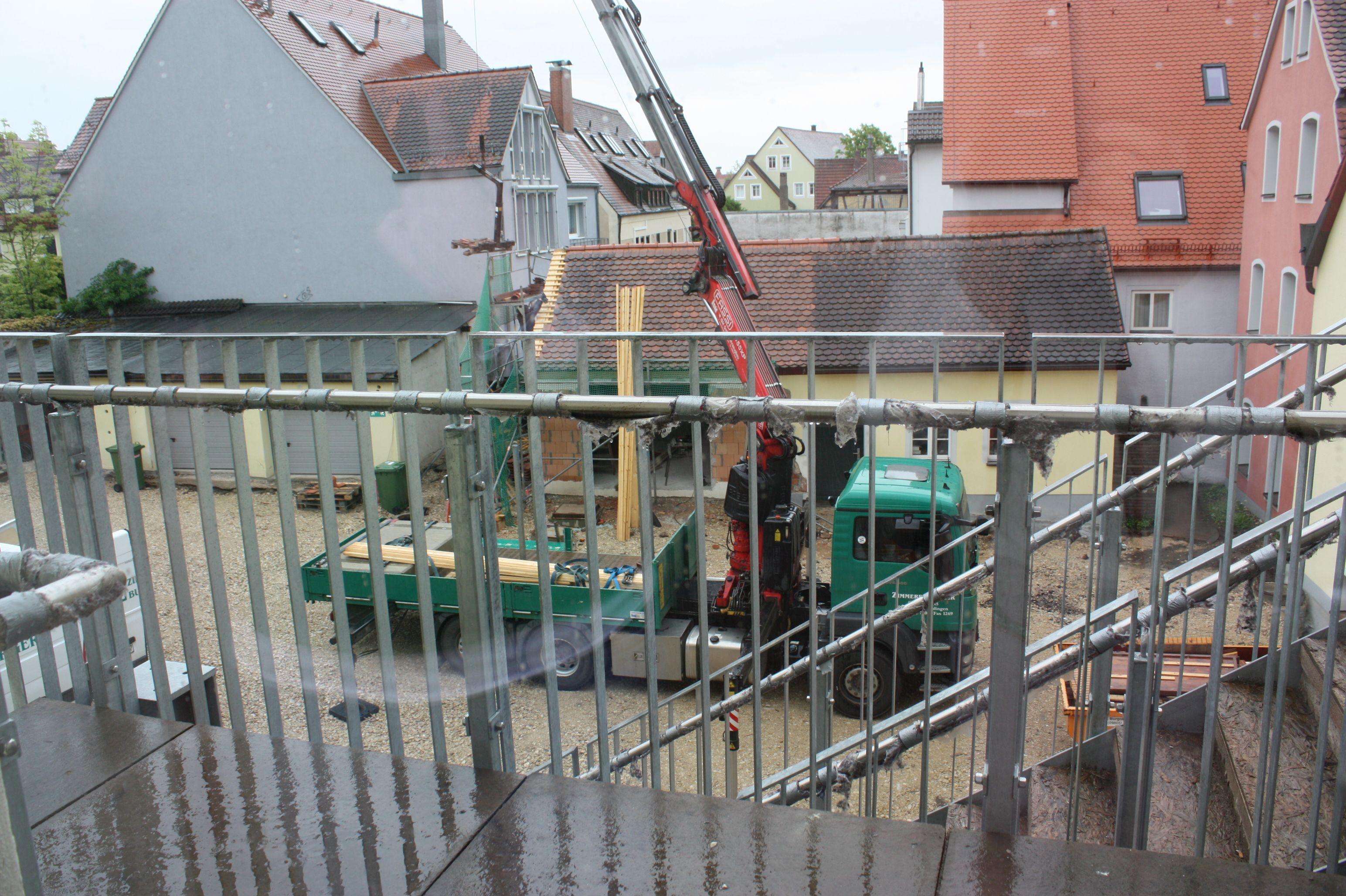  Die zweite Fluchttreppe führt in den Rathausinnenhof. Dort wird allerdings noch eine ganze Zeit lang gearbeitet, weshalb die Schutzhüllen um das Geländer noch nicht entfernt wurden.