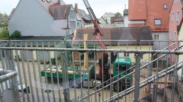 Die zweite Fluchttreppe führt in den Rathausinnenhof. Dort wird allerdings noch eine ganze Zeit lang gearbeitet, weshalb die Schutzhüllen um das Geländer noch nicht entfernt wurden.