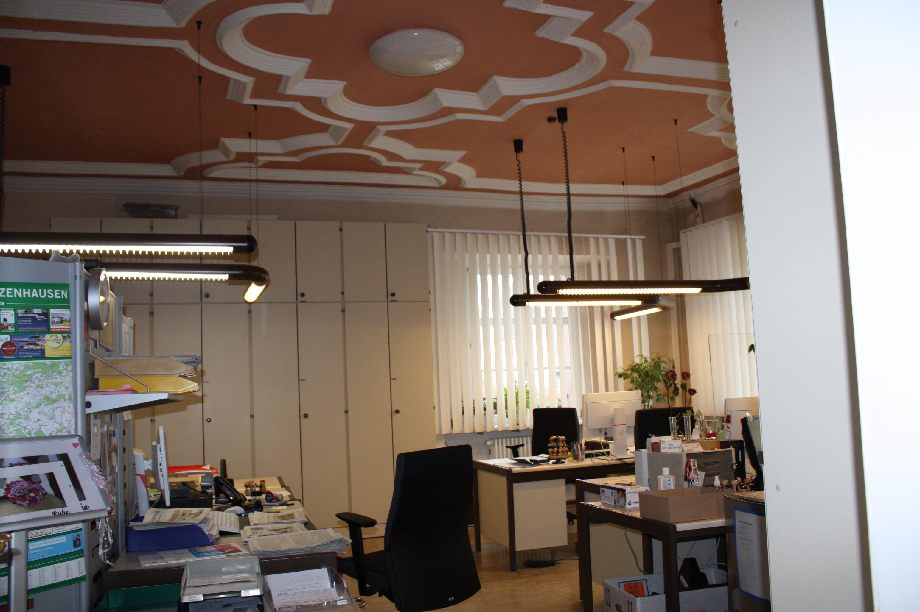 Noch sitzt die Kanzlei im ersten Stock des Südflügels, künftig sollen hier die Sitzungen der Stadtratsausschüsse über die Bühne gehen. Bis dahin gibt es aber noch einiges zu tun, etwa die Renovierung der schöne Stuckdecke.