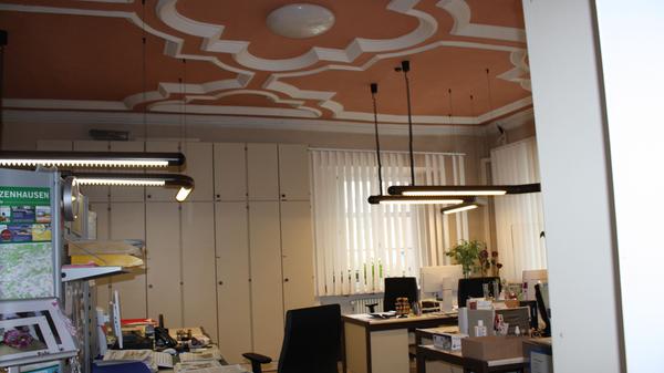 Noch sitzt die Kanzlei im ersten Stock des Südflügels, künftig sollen hier die Sitzungen der Stadtratsausschüsse über die Bühne gehen. Bis dahin gibt es aber noch einiges zu tun, etwa die Renovierung der schöne Stuckdecke.