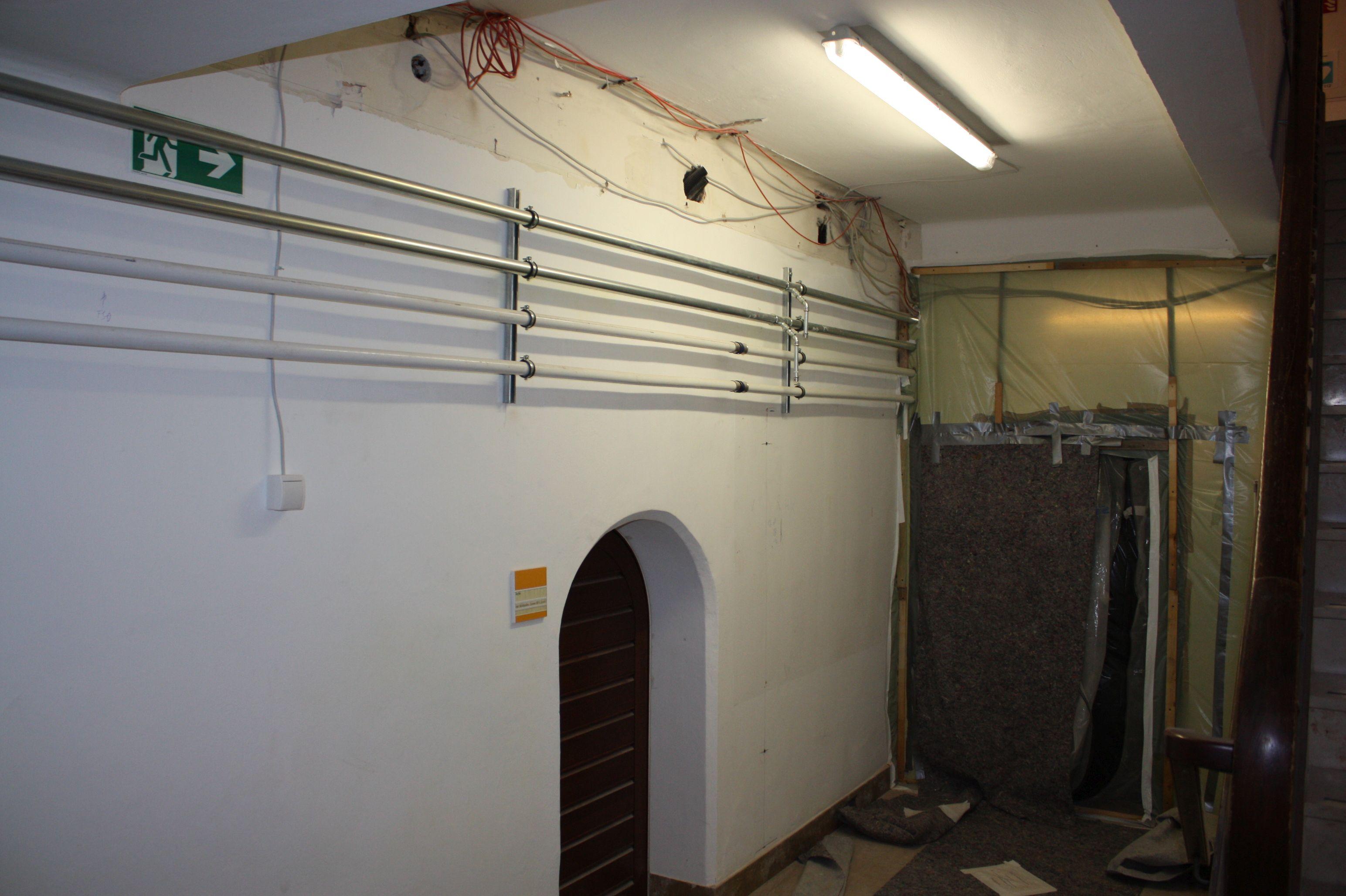 Rund um den ehemaligen Sitzungssaal sind die Bauarbeiten voll im Gange, der Durchgang wurde abgedichtet, um das restliche Gebäude vor dem Baustellendreck und -lärm zu schützen.