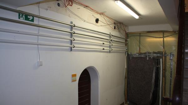 Rund um den ehemaligen Sitzungssaal sind die Bauarbeiten voll im Gange, der Durchgang wurde abgedichtet, um das restliche Gebäude vor dem Baustellendreck und -lärm zu schützen.