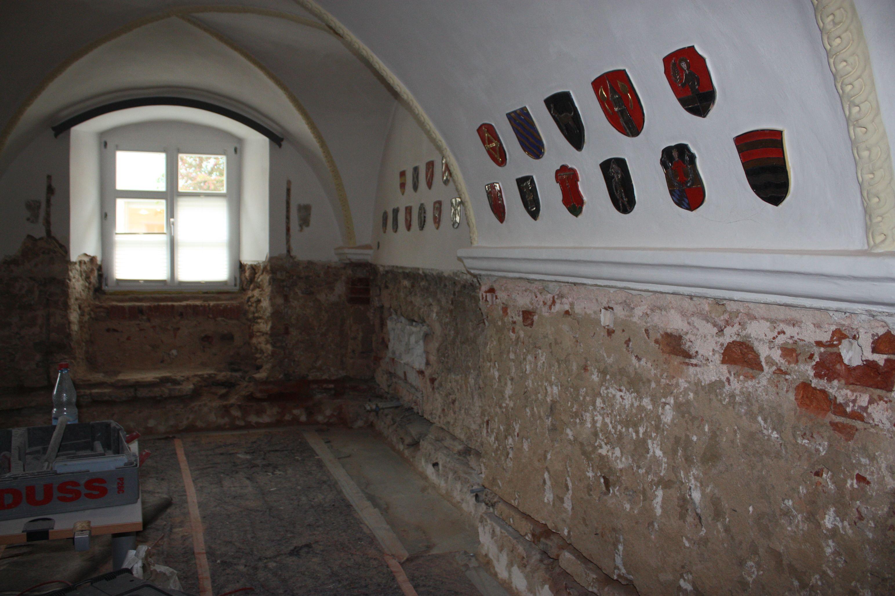 Als die Holzverkleidung im ehemaligen Sitzungssaal im Rathaus herausgerissen war, gab es eine böse Überraschung: Die Wände waren feucht und schimmelten.