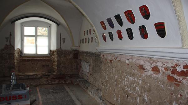 Als die Holzverkleidung im ehemaligen Sitzungssaal im Rathaus herausgerissen war, gab es eine böse Überraschung: Die Wände waren feucht und schimmelten.