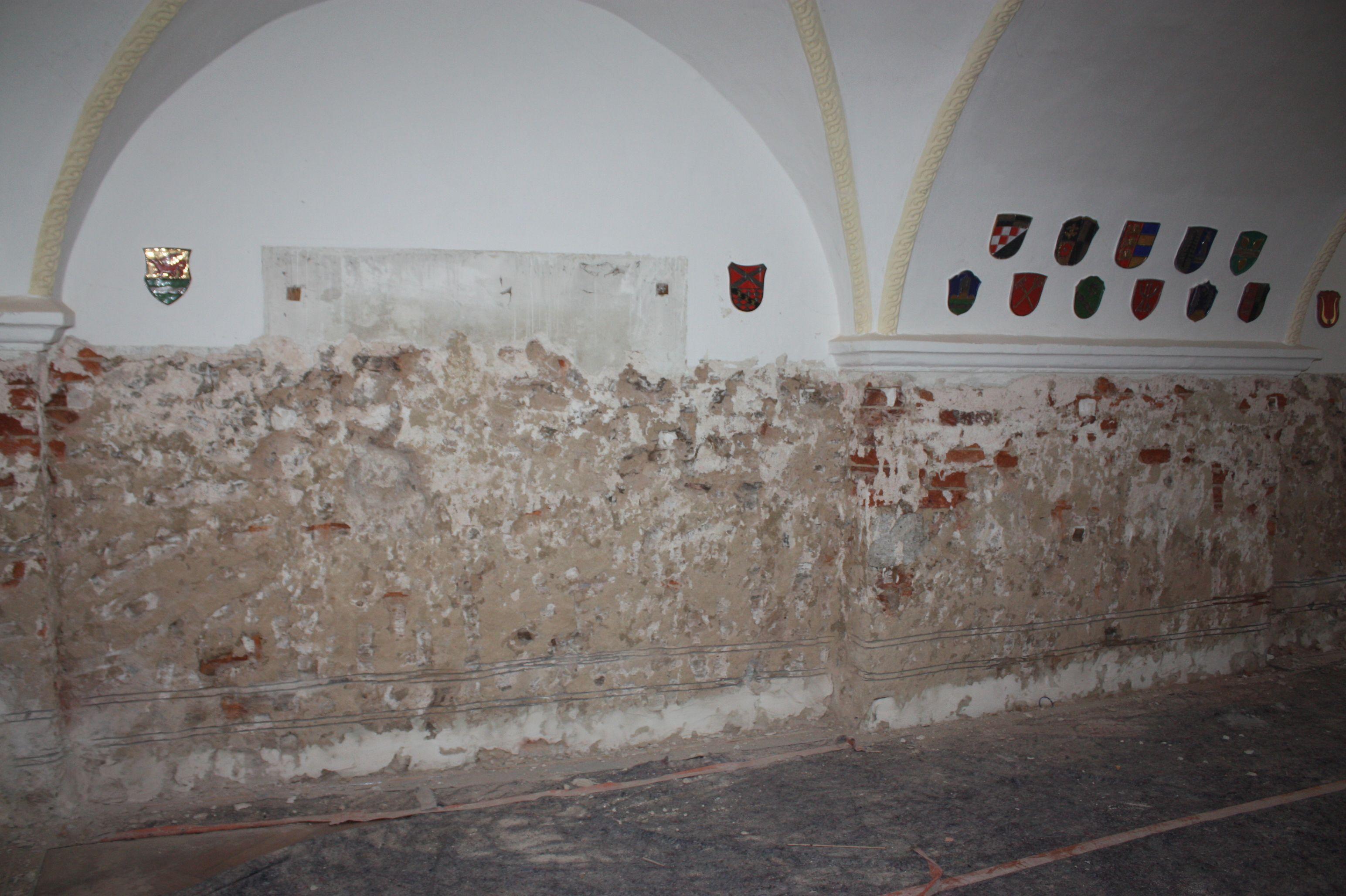 Als die Holzverkleidung im ehemaligen Sitzungssaal im Rathaus herausgerissen war, gab es eine böse Überraschung: Die Wände waren feucht und schimmelten.