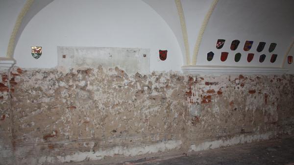 Als die Holzverkleidung im ehemaligen Sitzungssaal im Rathaus herausgerissen war, gab es eine böse Überraschung: Die Wände waren feucht und schimmelten.