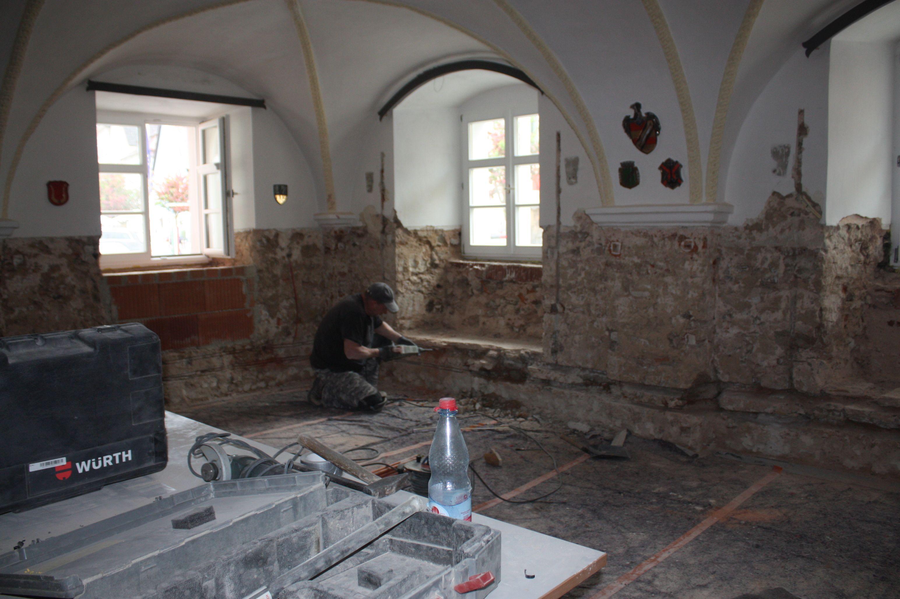 Im ehemaligen Sitzungssaal im Gunzenhäuser Rathaus entsteht der Sozialraum für die Beschäftigten. Derzeit wird dort die Heizung eingebaut.