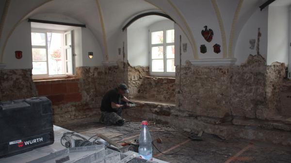 Im ehemaligen Sitzungssaal im Gunzenhäuser Rathaus entsteht der Sozialraum für die Beschäftigten. Derzeit wird dort die Heizung eingebaut.