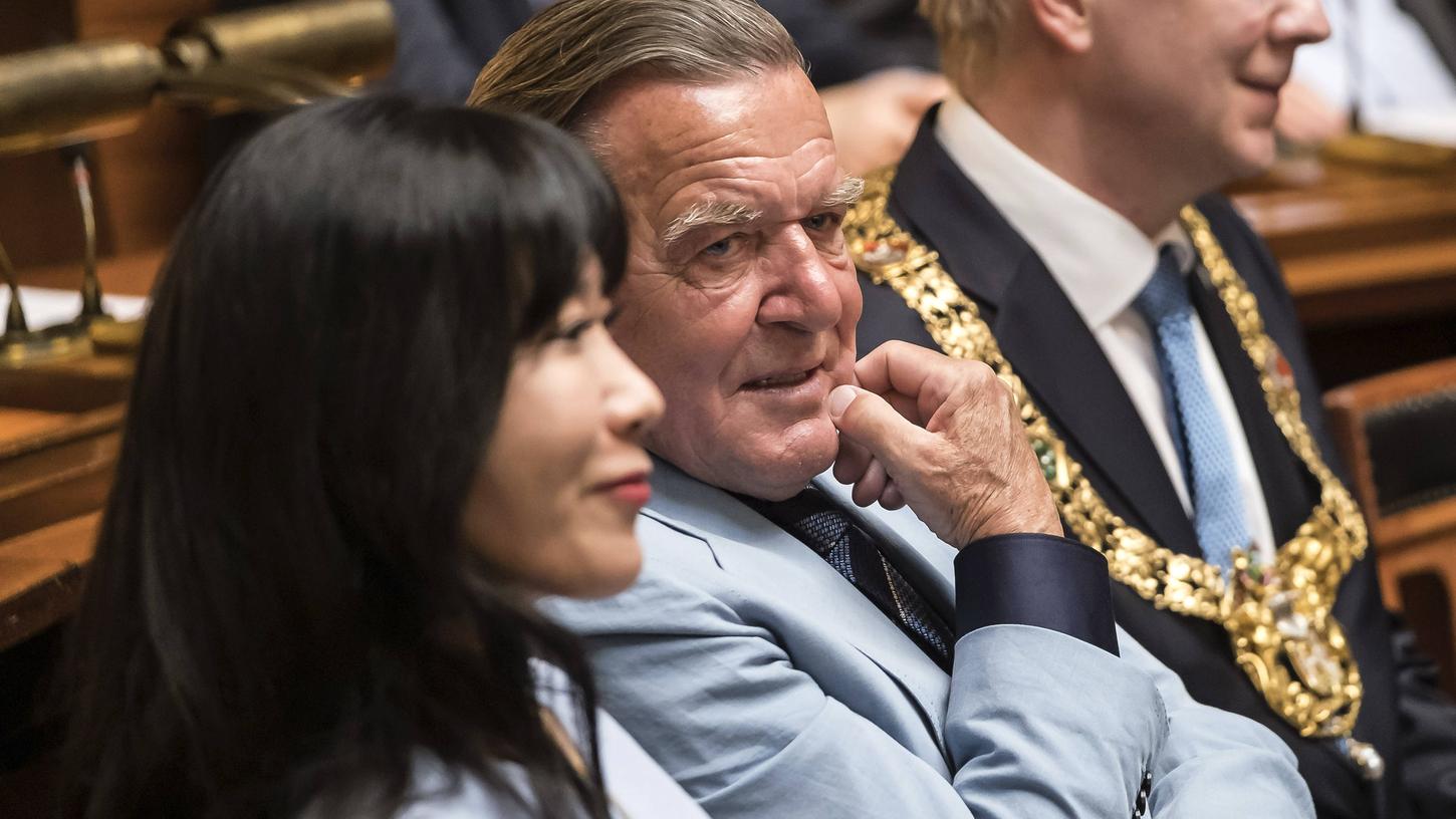 Gerhard Schröder mit seiner Frau Soyeon Schröder-Kim: Der Altkanzler wurde von einem südkoreanischen Gericht verurteilt. 