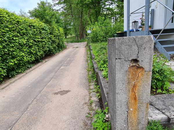Viel Schwerlastverkehr zum rückwärtigen Teil des Hainbrunnenparks findet über diese kleine Gasse an der Johann-Sebastian-Bach-Straße statt. Viel Schwerlastverkehr zum rückwärtigen Teil des Hainbrunnenparks findet über diese kleine Gasse an der Johann-Sebastian-Bach-Straße statt.