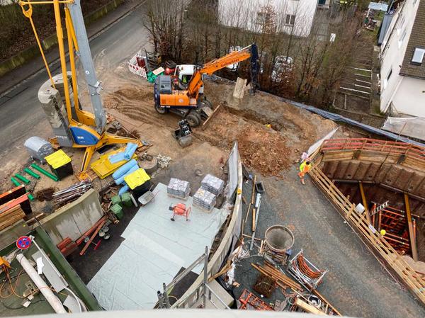 Lärm und Erderschütterung: Die aufwändigen Bauarbeiten für die Abwasser-Pumpanlage wurden für Bewohner und Anwohner zur Belastungsprobe. Inzwischen ist die Baugrube (rechts) wieder verfüllt. Lärm und Erderschütterung: Die aufwändigen Bauarbeiten für die Abwasser-Pumpanlage wurden für Bewohner und Anwohner zur Belastungsprobe. Inzwischen ist die Baugrube (rechts) wieder verfüllt.