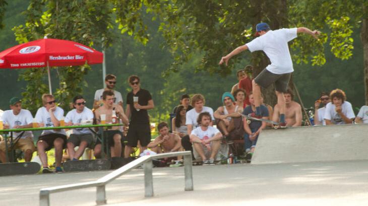 Zweiter Vorsitzender Christian Reif zeigte schon beim „Skatin' the Green“ im Jahr 2014, was er auf dem Skateboard so alles drauf hat. Zweiter Vorsitzender Christian Reif zeigte schon beim „Skatin' the Green“ im Jahr 2014, was er auf dem Skateboard so alles drauf hat.