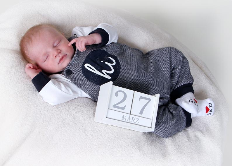 Der süße Lionel erblickte am 27. März in der Hallerwiese das Licht der Welt. Mit seinen 50 Zentimetern brachte er 3305 Gramm auf die Waage. 