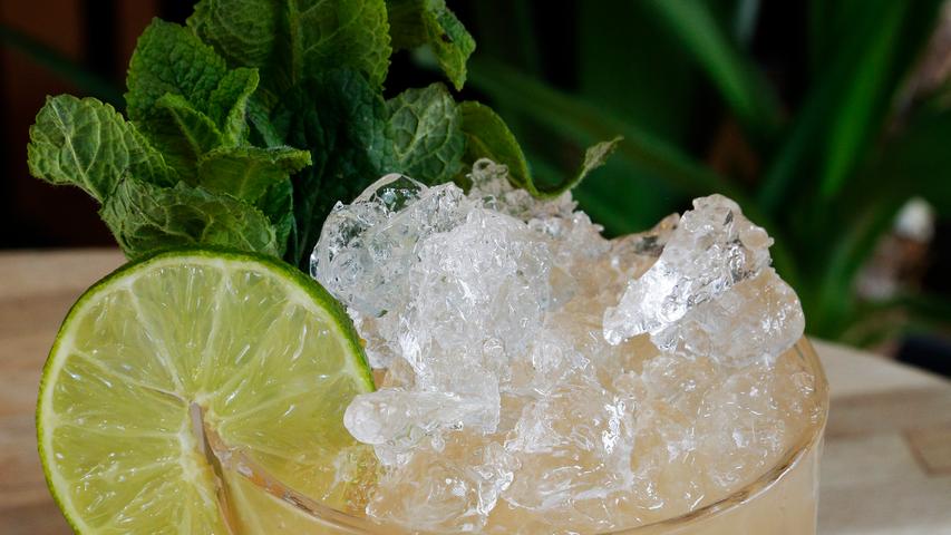 Klassischer Mai Tai: Dafür benötigst Du: 6 cl dunkler Rum, 3 cl Limettensaft, 1,5 cl Cointreau, 1,5 cl Zuckersirup, 0,5 cl Mandelsirup und Eis  So geht´s: Du gibst alle Zutaten inklusive Eis in einen Shaker und mixt es für 15 Sekunden. Das vorbereitete Glas füllst du mit crushed Eis und füllst den Inhalt mit einem Sieb dazu. Den Cocktail servierst Du nun mit einer Limettenscheibe und einem Minze-Zweig.  Tipp: Du kennst den Mai Tai aus Bars vielleicht nur gestreckt mit Säften. Um jedoch den ganzen Genuss des Mai Tais schmecken zu können, wird beim klassischen Mai Tai ausschließlich frischer Limettensaft verwendet. 