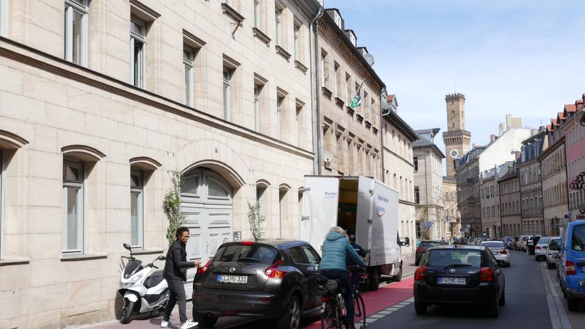 Nicht nur in Fürth, wie hier in der Hirschenstraße, blockieren Fahrzeuge den Radweg. Auch in Nürnberg sorgen rücksichtslose Parker für Ärger. Der ADFC plant eine Aufklärungsaktion.
Nicht nur in Fürth, wie hier in der Hirschenstraße, blockieren Fahrzeuge den Radweg. Auch in Nürnberg sorgen rücksichtslose Parker für Ärger. Der ADFC plant eine Aufklärungsaktion.
