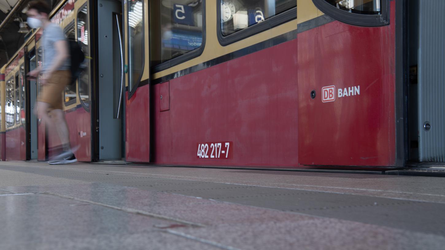 In Berlin starb ein 15-Jähriger während der Fahrt auf dem Dach einer S-Bahn. (Symbolbild)
