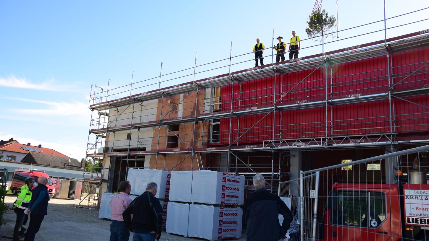 Erster Feuerwehrkommandant Christoph Misoph, Stellvertreter Hermann Schweier, Bauamtsmitarbeiter Florian Forster, Architekt Martin Hertlein, der Feuerwehrbeauftragte des Stadtrats, Uwe Linss, Zweiter Bürgermeister Hans König, Dritter Bürgermeister Hubert Stanka und Erste Bürgermeisterin Kristina Becker lauschen gespannt den Worten der Firma Schöckel, die im Gebäude den Holzbau übernommen hat und voller Begeisterung in der Morgensonne den Richtspruch vortrug.
Erster Feuerwehrkommandant Christoph Misoph, Stellvertreter Hermann Schweier, Bauamtsmitarbeiter Florian Forster, Architekt Martin Hertlein, der Feuerwehrbeauftragte des Stadtrats, Uwe Linss, Zweiter Bürgermeister Hans König, Dritter Bürgermeister Hubert Stanka und Erste Bürgermeisterin Kristina Becker lauschen gespannt den Worten der Firma Schöckel, die im Gebäude den Holzbau übernommen hat und voller Begeisterung in der Morgensonne den Richtspruch vortrug.