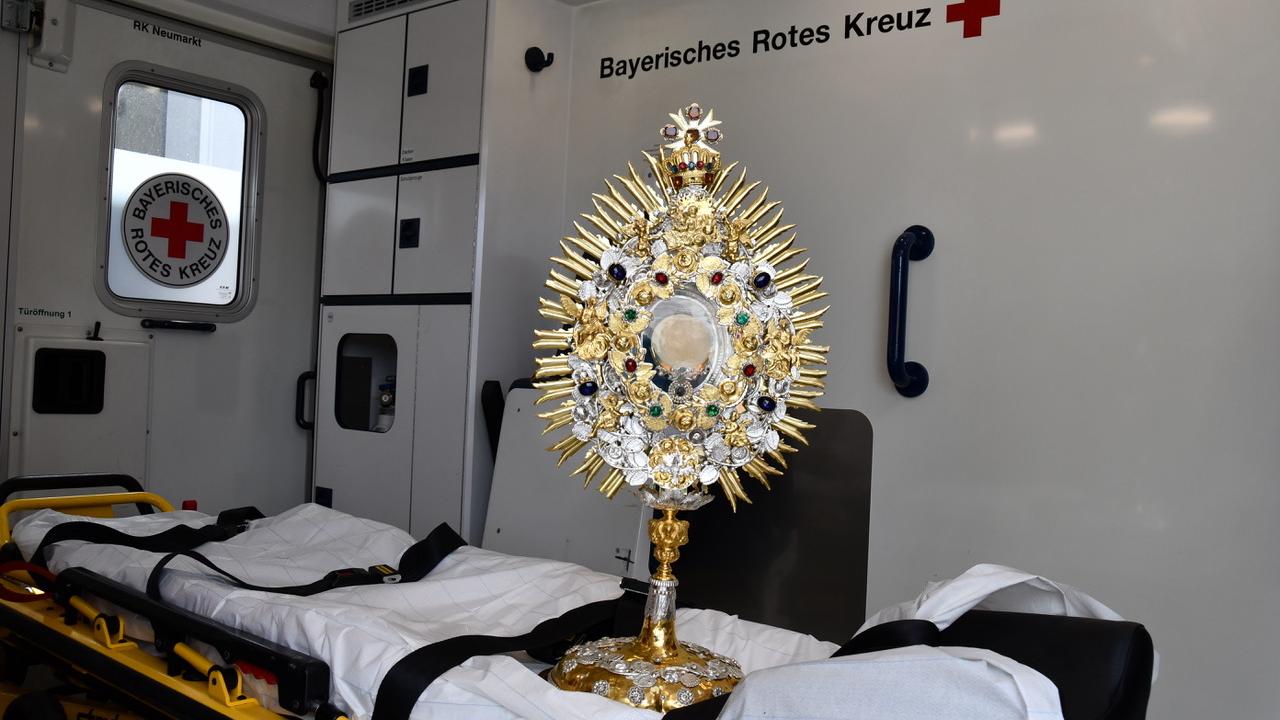 Fotos wie dieses hier entstanden bei dem Gang durch die Gemeinde. Die Bilder werden am Nachmittag des Fronleichnamsfestes ab 16 Uhr in der Kirche St. Elisabeth bei einer ruhigen eucharistischen Stunde gezeigt.
Fotos wie dieses hier entstanden bei dem Gang durch die Gemeinde. Die Bilder werden am Nachmittag des Fronleichnamsfestes ab 16 Uhr in der Kirche St. Elisabeth bei einer ruhigen eucharistischen Stunde gezeigt.