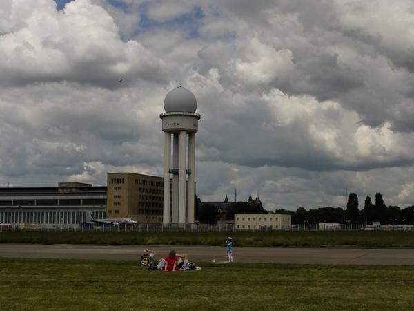 Der Tower steht noch: Der alte Flughafen Tempelhof.
Der Tower steht noch: Der alte Flughafen Tempelhof.