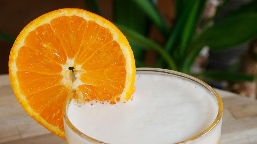 Solero: Dafür benötigst Du: 5 cl Vodka, 6 cl Maracujasaft, 3 cl Orangensaft, 2 cl Zitronensaft, 1,5 cl Vanillesirup und Eis  So geht´s: Du gibst alle Zutaten in den Shaker und mixt es mit Eis für circa 10 bis 15 Sekunden. In das vorgesehene Glas gibst Du ein paar Eiswürfel und anschließend den Inhalt des Shakers. Der Cocktail wird mit einer Orangenscheibe dekoriert und serviert.  Tipp: Solltest Du Solero alkoholfrei genießen wollen, kannst Du einfach den Vodka weg lassen. 