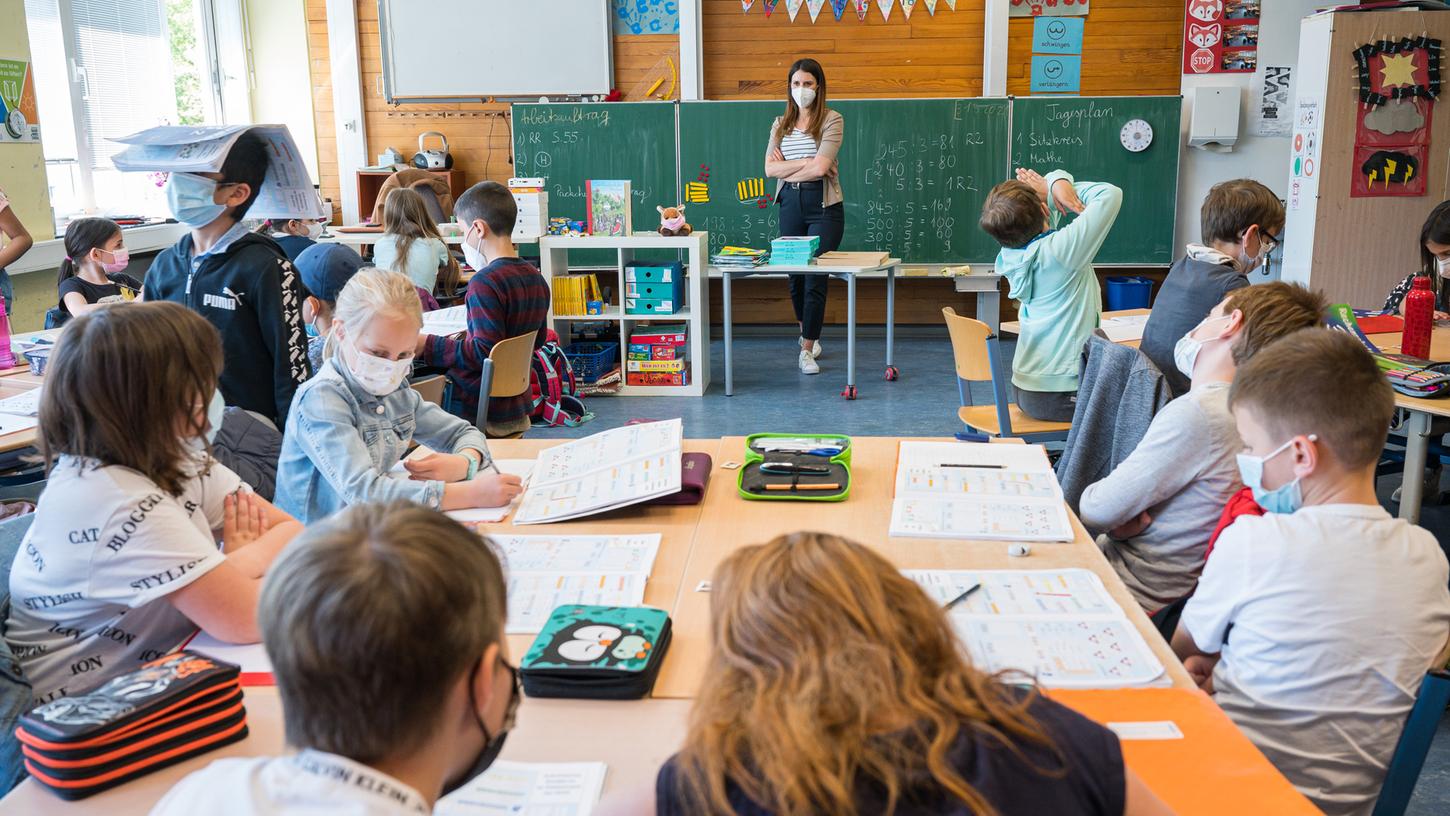 Nach den Pfingstferien ist fast überall in der Region wieder Präsenzunterricht ohne Mindestabstand möglich. Verpflichtend wird dann allerdings für alle ab der fünften Klasse das Tragen einer OP-Maske (freiwillig auch einer FFP2-Masken), Community-Masken sind dann nicht mehr erlaubt.
Nach den Pfingstferien ist fast überall in der Region wieder Präsenzunterricht ohne Mindestabstand möglich. Verpflichtend wird dann allerdings für alle ab der fünften Klasse das Tragen einer OP-Maske (freiwillig auch einer FFP2-Masken), Community-Masken sind dann nicht mehr erlaubt.