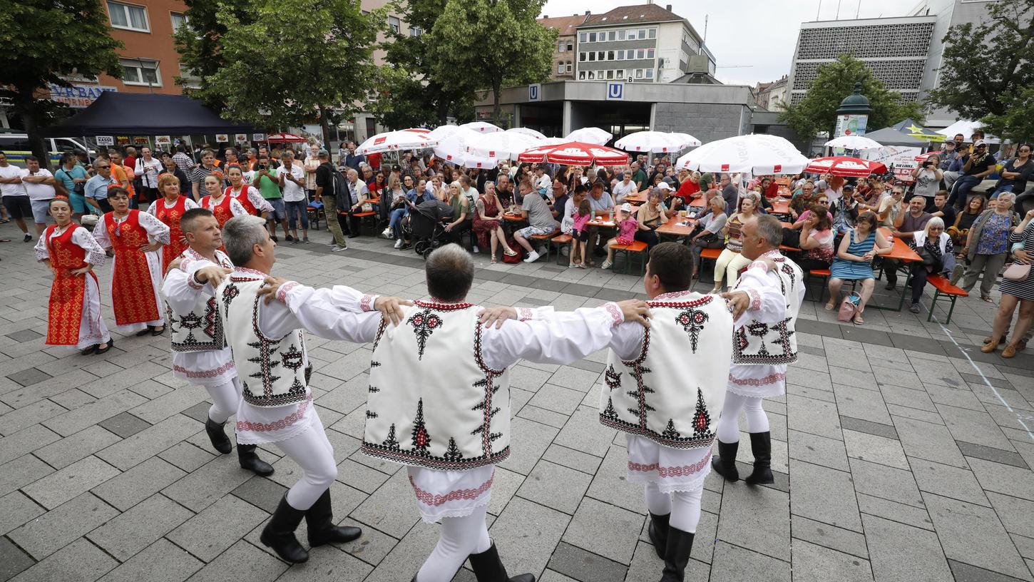 Solche Szenen wie hier aus dem Jahr 2019  können Corona-bedingt nicht stattfinden, das "Straßenfest gegen Rassismus" muss sich weitgehend auf Kundgebungen mit musikalischen Einlagen beschränken. Aber immerhin soll  es stattfinden.