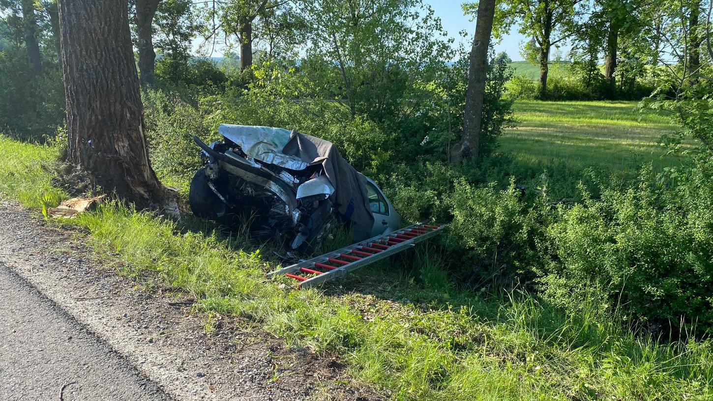 Der 19-Jährige krachte aus ungeklärter Ursache gegen einen Baum und verstarb noch an der Unfallstelle.
Der 19-Jährige krachte aus ungeklärter Ursache gegen einen Baum und verstarb noch an der Unfallstelle.