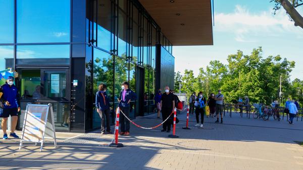 Torsten Hanspach (tha):
Hurra, die Freibadsaison ist eröffnet!
Das Freibad West in Erlangen öffnete an Fronleichnam seine Pforten.