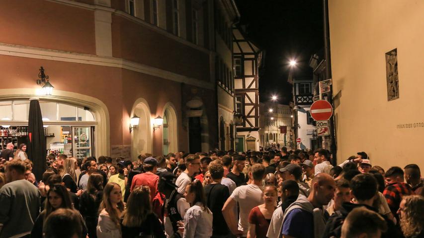 Dass am Donnerstag Fronleichnam gefeiert wurde, sorgte schon am Mittwochabend für Partybilder, die sicher keinen christlichen Hintergrund hatten: In mehreren bayerischen Städten machten junge Erwachsene die Nacht zum Tag.
