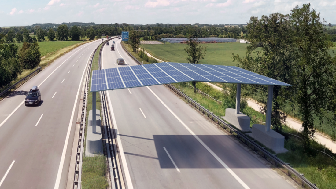 Photovoltaik über der Autobahn