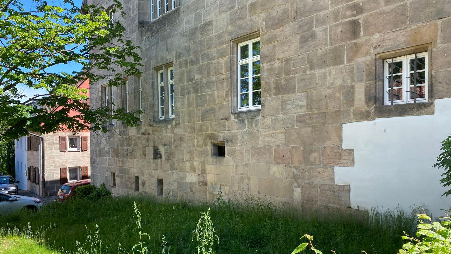 Am Mittwoch entdeckten Passanten ein Neugeborenes auf einer Wiese vor dem ehemaligen Kloster in Langenzenn. 
