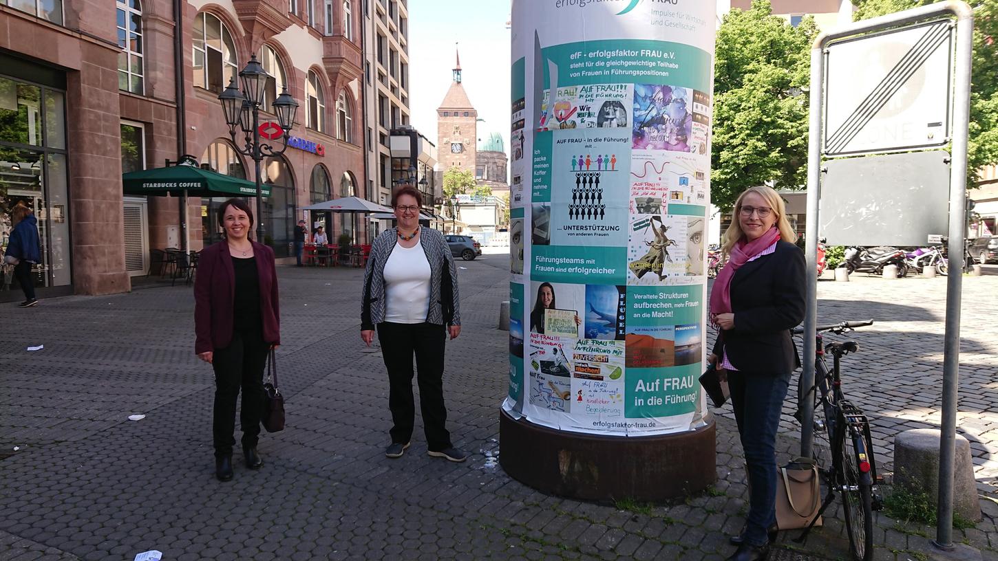 Eine Tankstelle der Inspiration für Passanten sollen die Plakate des Vereins erfolgsfaktor FRAU sein, die (v.l.n.r.) Silke Hartmann, Eva Stockmeyer und Claudia Specht vorstellen.