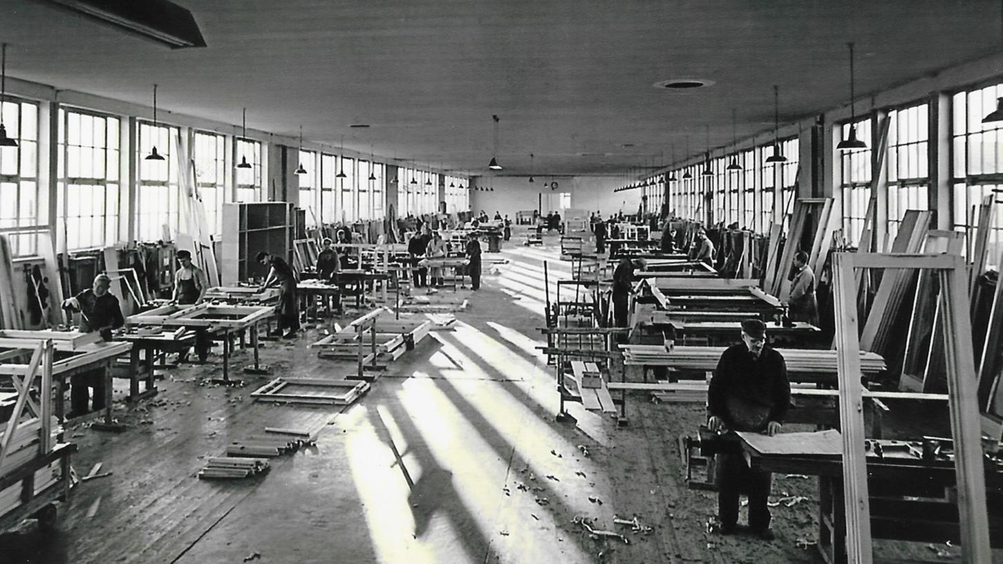 Zu den Spezialitäten der Firma Johann Schlee gehörten Fenster mit Holzrahmen, die 1955 noch größtenteils in Handarbeit in der Abbindehalle zusammengebaut wurden.  
