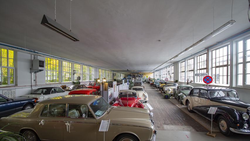 Heute haben automobile Perlen der 1950er bis 1980er Jahre den Platz der Maschinen und Werkbänke eingenommen. Fenster und Riemenboden blieben zumeist erhalten.  
