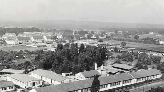 Das Schlee-Gelände kurz nach seiner Einweihung 1955. Im Hintergrund die Äußere Bayreuther Straße, die Siedlung an der Wißmannstraße und die im Bau befindliche Erweiterung der Maschinenbaufirma GMN.  