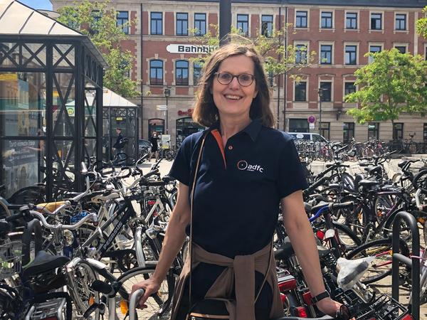 Christiane Heusel verzichtet seit zwei Jahren gänzlich auf den Pkw – dafür hat sie vier Räder.
Christiane Heusel verzichtet seit zwei Jahren gänzlich auf den Pkw – dafür hat sie vier Räder.