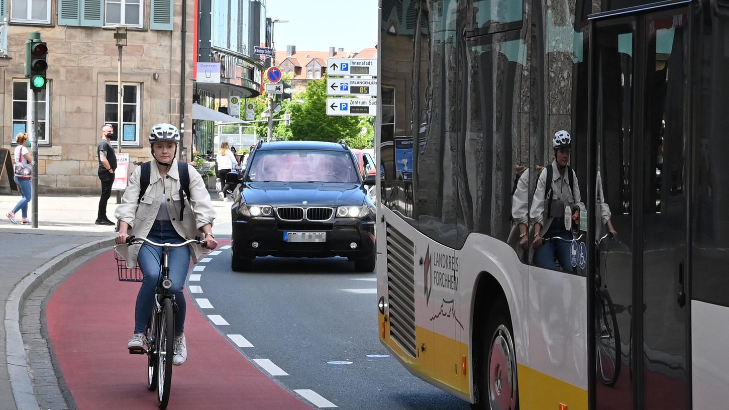 Katja Kiesel mit dem Fahrrad unterwegs: Hier auf dem Radweg in der Henkestraße, der für mehr Sicherheit erst kürzlich rot eingefärbt wurde. Katja Kiesel mit dem Fahrrad unterwegs: Hier auf dem Radweg in der Henkestraße, der für mehr Sicherheit erst kürzlich rot eingefärbt wurde.