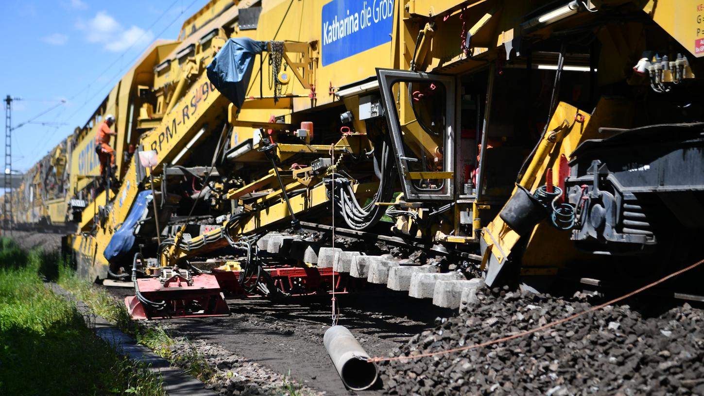 Die Berliner Firma Spitze erneuert das Schotterbett an der Bahnstrecke zwischen Neumarkt und Pölling. Die Berliner Firma Spitze erneuert das Schotterbett an der Bahnstrecke zwischen Neumarkt und Pölling.