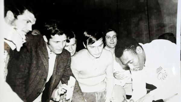 Puma-Star Pele bei einem Besuch in Herzogenaurach 1970. Der Brasilianer musste viele Autogramme schreiben.