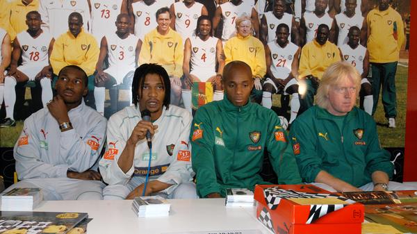 2003: Kulttrainer Winni Schäfer als Trainer der Nationalmannschaft Kameruns zu Gast bei Puma