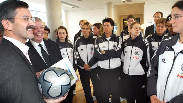 2004: Gemeinsam mit der deutschen Nationalmannschaft der Frauen wird der adidas-Ball für die Olympiade vorgestellt.