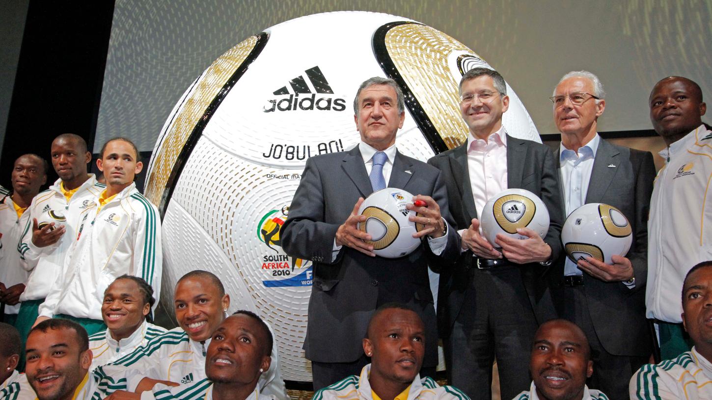 Herzogenaurach war stets Treffpunkt für Sport-Promis, wenn auch meist bei den Sportausrüstern und nicht öffentlich. Zur WM 2010 wurde in Anwesenheit der Südafrikanischen Nationalelf der goldene Ball vorgestellt.
Herzogenaurach war stets Treffpunkt für Sport-Promis, wenn auch meist bei den Sportausrüstern und nicht öffentlich. Zur WM 2010 wurde in Anwesenheit der Südafrikanischen Nationalelf der goldene Ball vorgestellt.